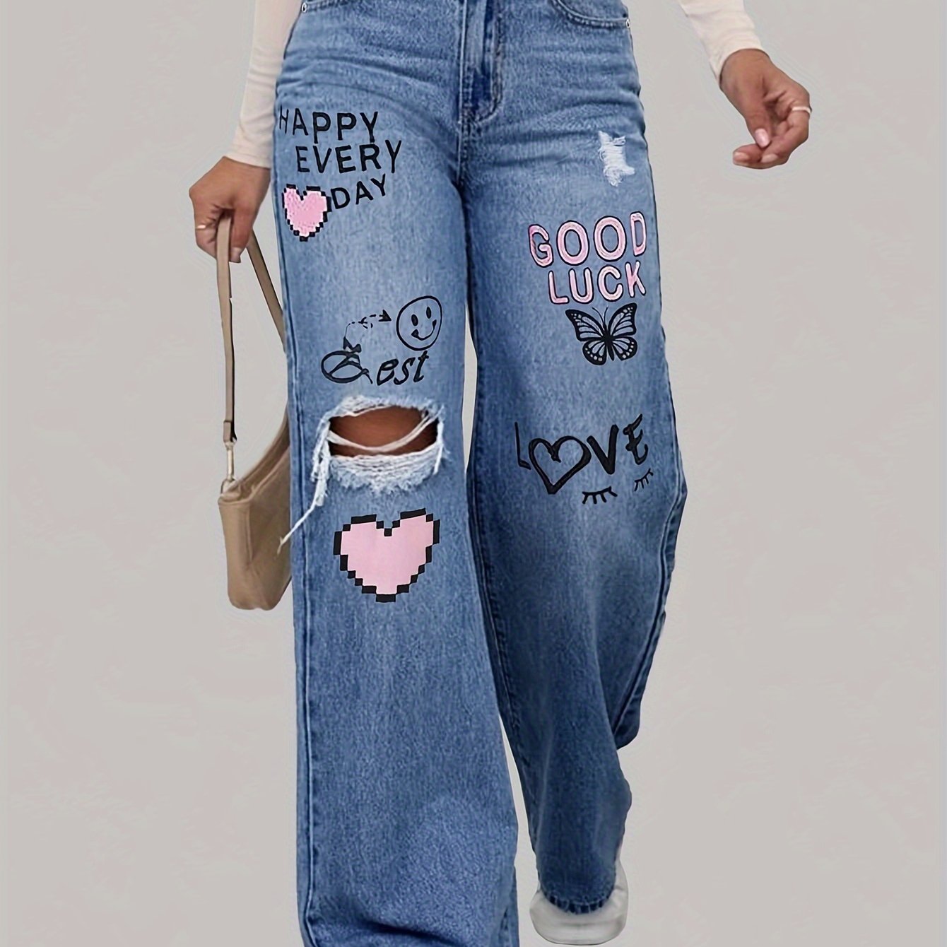 High-waisted jeans with wide leg and graphic design