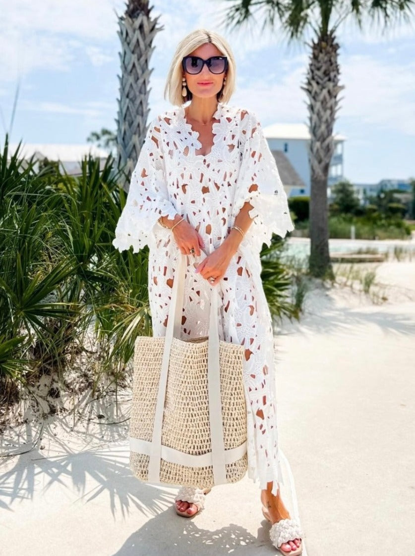 Lara | Lightweight straw beach bag with carrying strap for hat